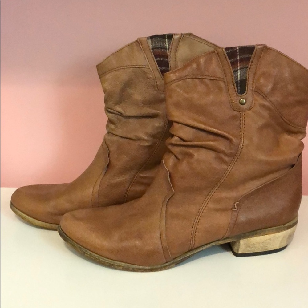 Cute Boots with Plaid